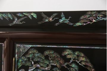 中古　高級品　韓国民芸家具　圧巻!　繊細な螺鈿(ラデン)細工が美しく描かれたサイドボード(定価約160万円)(収納棚、戸棚、リビングボード)(R-057800)