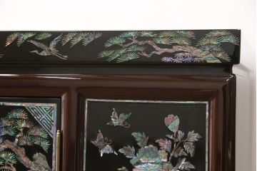 中古　高級品　韓国民芸家具　圧巻!　繊細な螺鈿(ラデン)細工が美しく描かれたサイドボード(定価約160万円)(収納棚、戸棚、リビングボード)(R-057800)