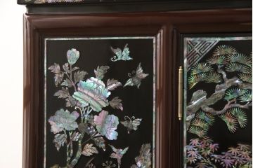 中古　高級品　韓国民芸家具　圧巻!　繊細な螺鈿(ラデン)細工が美しく描かれたサイドボード(定価約160万円)(収納棚、戸棚、リビングボード)(R-057800)