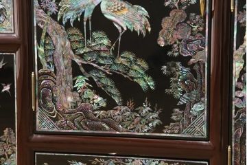 中古　高級品　韓国民芸家具　圧巻!　繊細な螺鈿(ラデン)細工が美しく描かれたサイドボード(定価約160万円)(収納棚、戸棚、リビングボード)(R-057800)