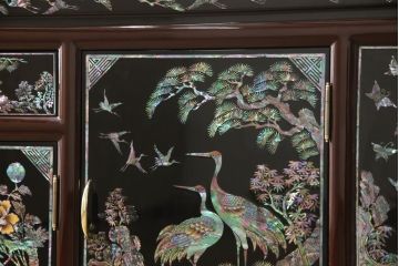 中古　高級品　韓国民芸家具　圧巻!　繊細な螺鈿(ラデン)細工が美しく描かれたサイドボード(定価約160万円)(収納棚、戸棚、リビングボード)(R-057800)