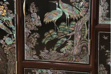 中古　高級品　韓国民芸家具　圧巻!　繊細な螺鈿(ラデン)細工が美しく描かれたサイドボード(定価約160万円)(収納棚、戸棚、リビングボード)(R-057800)
