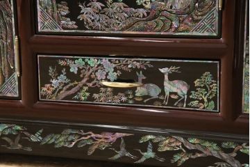 中古　高級品　韓国民芸家具　圧巻!　繊細な螺鈿(ラデン)細工が美しく描かれたサイドボード(定価約160万円)(収納棚、戸棚、リビングボード)(R-057800)