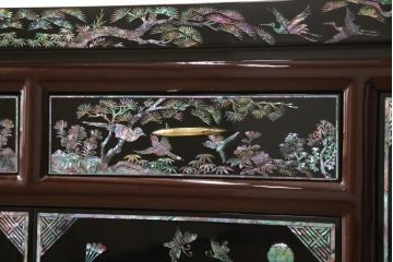 中古　高級品　韓国民芸家具　圧巻!　繊細な螺鈿(ラデン)細工が美しく描かれたサイドボード(定価約160万円)(収納棚、戸棚、リビングボード)(R-057800)