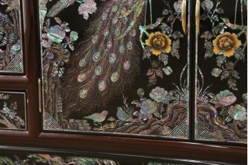 中古　高級品　韓国民芸家具　圧巻!　繊細な螺鈿(ラデン)細工が美しく描かれたサイドボード(定価約160万円)(収納棚、戸棚、リビングボード)(R-057800)