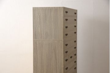 中古　美品　特注　会津松本(會津松本)　引き出し15杯　南部鉄器の取っ手が味わい深い雰囲気を醸し出す三つ重ね総桐箪笥(定価約110万円)(着物たんす、桐タンス、衣装箪笥)(R-057801)