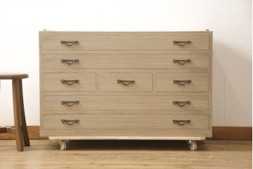 中古　美品　特注　会津松本(會津松本)　南部鉄器の取っ手が味わい深い雰囲気を醸し出す三つ重ね総桐箪笥・中段(着物たんす、桐タンス、衣装箪笥、チェスト)(R-057803)