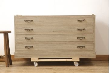 中古　美品　特注　会津松本(會津松本)　南部鉄器の取っ手が味わい深い雰囲気を醸し出す三つ重ね総桐箪笥・下段(着物たんす、桐タンス、衣装箪笥、チェスト)(R-057804)