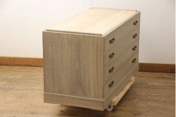 中古　美品　特注　会津松本(會津松本)　南部鉄器の取っ手が味わい深い雰囲気を醸し出す三つ重ね総桐箪笥・下段(着物たんす、桐タンス、衣装箪笥、チェスト)(R-057804)