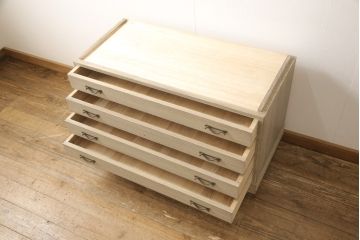 中古　美品　特注　会津松本(會津松本)　南部鉄器の取っ手が味わい深い雰囲気を醸し出す三つ重ね総桐箪笥・下段(着物たんす、桐タンス、衣装箪笥、チェスト)(R-057804)