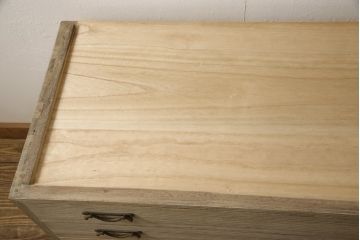 中古　美品　特注　会津松本(會津松本)　南部鉄器の取っ手が味わい深い雰囲気を醸し出す三つ重ね総桐箪笥・下段(着物たんす、桐タンス、衣装箪笥、チェスト)(R-057804)