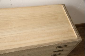 中古　美品　特注　会津松本(會津松本)　南部鉄器の取っ手が味わい深い雰囲気を醸し出す三つ重ね総桐箪笥・下段(着物たんす、桐タンス、衣装箪笥、チェスト)(R-057804)