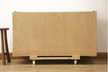 中古　美品　特注　会津松本(會津松本)　南部鉄器の取っ手が味わい深い雰囲気を醸し出す三つ重ね総桐箪笥・下段(着物たんす、桐タンス、衣装箪笥、チェスト)(R-057804)