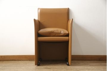 中古　Cassina(カッシーナ)　401 BREAK(ブレーク)　MARIO BELLINI(マリオベリーニ)　キャスター付きアームチェア(定価約46万円)(ダイニングチェア、一人掛けソファ、1P)(R-057805)