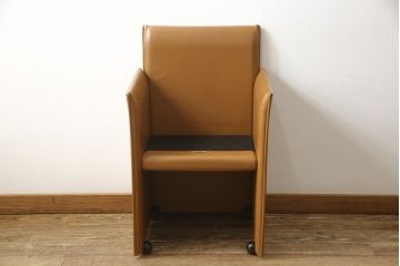 中古　Cassina(カッシーナ)　401 BREAK(ブレーク)　MARIO BELLINI(マリオベリーニ)　キャスター付きアームチェア(定価約46万円)(ダイニングチェア、一人掛けソファ、1P)(R-057805)