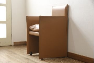 中古　Cassina(カッシーナ)　401 BREAK(ブレーク)　MARIO BELLINI(マリオベリーニ)　キャスター付きアームチェア(定価約46万円)(ダイニングチェア、一人掛けソファ、1P)(R-057806)