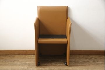 中古　Cassina(カッシーナ)　401 BREAK(ブレーク)　MARIO BELLINI(マリオベリーニ)　キャスター付きアームチェア(定価約46万円)(ダイニングチェア、一人掛けソファ、1P)(R-057806)