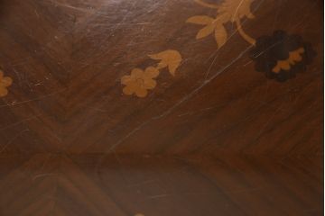 中古　イタリア輸入家具　気品あふれる上質な空間を演出する象嵌入りラウンドダイニングテーブル(ラウンドテーブル、丸テーブル)(R-057813)