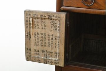 アジアビンテージ　アンティーク調　李朝デザイン　落ち着きのある雰囲気の中にも個性が光る朝鮮棚(飾り棚、茶棚、収納棚、引き出し、ヴィンテージ)(R-057816)