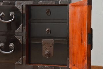 和製アンティーク　総桐材　艶やかな黒漆塗りが美しい庄内箪笥(時代箪笥、和タンス、桐たんす、桐箪笥、引き出し)(R-057822)