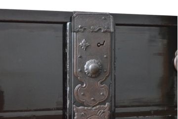 和製アンティーク　総桐材　艶やかな黒漆塗りが美しい庄内箪笥(時代箪笥、和タンス、桐たんす、桐箪笥、引き出し)(R-057822)