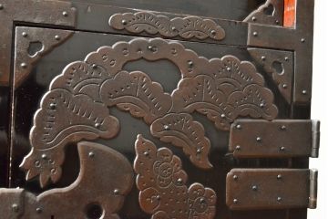 和製アンティーク　総桐材　艶やかな黒漆塗りが美しい庄内箪笥(時代箪笥、和タンス、桐たんす、桐箪笥、引き出し)(R-057822)