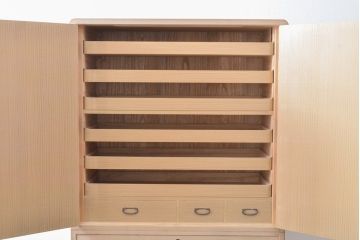 中古　伝統工芸士　熊倉由蔵作　かくし付き　金具の梅と小鳥のデザインが優しい雰囲気を醸し出す加茂総桐箪笥(胴厚、総桐たんす、引き出し、チェスト、着物箪笥)(定価約120万円)(R-057824)