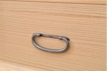 中古　伝統工芸士　熊倉由蔵作　かくし付き　金具の梅と小鳥のデザインが優しい雰囲気を醸し出す加茂総桐箪笥(胴厚、総桐たんす、引き出し、チェスト、着物箪笥)(定価約120万円)(R-057824)
