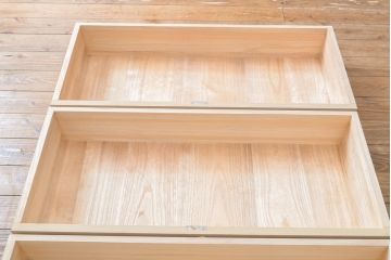 中古　伝統工芸士　熊倉由蔵作　かくし付き　金具の梅と小鳥のデザインが優しい雰囲気を醸し出す加茂総桐箪笥(胴厚、総桐たんす、引き出し、チェスト、着物箪笥)(定価約120万円)(R-057824)