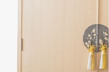 中古　伝統工芸士　熊倉由蔵作　かくし付き　金具の梅と小鳥のデザインが優しい雰囲気を醸し出す加茂総桐箪笥(胴厚、総桐たんす、引き出し、チェスト、着物箪笥)(定価約120万円)(R-057824)