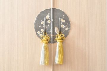 中古　伝統工芸士　熊倉由蔵作　かくし付き　金具の梅と小鳥のデザインが優しい雰囲気を醸し出す加茂総桐箪笥(胴厚、総桐たんす、引き出し、チェスト、着物箪笥)(定価約120万円)(R-057824)