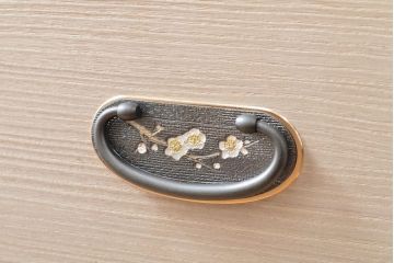 中古　伝統工芸士　熊倉由蔵作　かくし付き　金具の梅と小鳥のデザインが優しい雰囲気を醸し出す加茂総桐箪笥(胴厚、総桐たんす、引き出し、チェスト、着物箪笥)(定価約120万円)(R-057824)