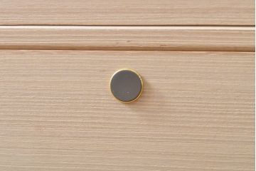 中古　伝統工芸士　熊倉由蔵作　かくし付き　金具の梅と小鳥のデザインが優しい雰囲気を醸し出す加茂総桐箪笥(胴厚、総桐たんす、引き出し、チェスト、着物箪笥)(定価約120万円)(R-057824)