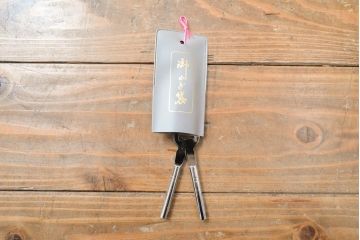 中古　伝統工芸士　熊倉由蔵作　かくし付き　金具の梅と小鳥のデザインが優しい雰囲気を醸し出す加茂総桐箪笥(胴厚、総桐たんす、引き出し、チェスト、着物箪笥)(定価約120万円)(R-057824)