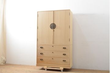 中古　国産手造り家具　梅のデザインの引手金具が上品な雰囲気を醸し出す総桐箪笥(並厚、桐たんす、着物箪笥、和タンス、衣装箪笥、引き出し、バラ売り可能)(R-057827)
