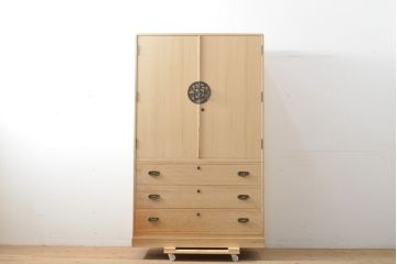 中古　国産手造り家具　梅のデザインの引手金具が上品な雰囲気を醸し出す総桐箪笥(並厚、桐たんす、着物箪笥、和タンス、衣装箪笥、引き出し、バラ売り可能)(R-057827)