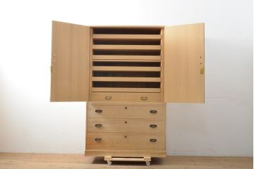 中古　国産手造り家具　梅のデザインの引手金具が上品な雰囲気を醸し出す総桐箪笥(並厚、桐たんす、着物箪笥、和タンス、衣装箪笥、引き出し、バラ売り可能)(R-057827)