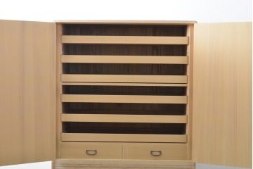 中古　国産手造り家具　梅のデザインの引手金具が上品な雰囲気を醸し出す総桐箪笥(並厚、桐たんす、着物箪笥、和タンス、衣装箪笥、引き出し、バラ売り可能)(R-057827)