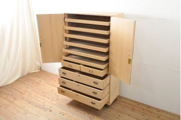 中古　国産手造り家具　梅のデザインの引手金具が上品な雰囲気を醸し出す総桐箪笥(並厚、桐たんす、着物箪笥、和タンス、衣装箪笥、引き出し、バラ売り可能)(R-057827)