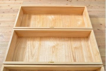 中古　国産手造り家具　梅のデザインの引手金具が上品な雰囲気を醸し出す総桐箪笥(並厚、桐たんす、着物箪笥、和タンス、衣装箪笥、引き出し、バラ売り可能)(R-057827)
