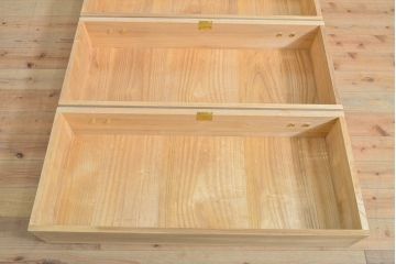 中古　国産手造り家具　梅のデザインの引手金具が上品な雰囲気を醸し出す総桐箪笥(並厚、桐たんす、着物箪笥、和タンス、衣装箪笥、引き出し、バラ売り可能)(R-057827)