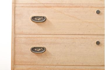 中古　国産手造り家具　梅のデザインの引手金具が上品な雰囲気を醸し出す総桐箪笥(並厚、桐たんす、着物箪笥、和タンス、衣装箪笥、引き出し、バラ売り可能)(R-057827)