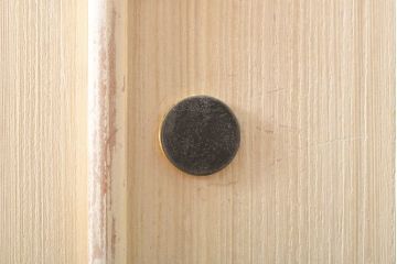 中古　国産手造り家具　梅のデザインの引手金具が上品な雰囲気を醸し出す総桐箪笥(並厚、桐たんす、着物箪笥、和タンス、衣装箪笥、引き出し、バラ売り可能)(R-057827)