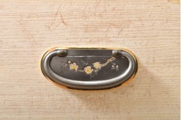 中古　国産手造り家具　梅のデザインの引手金具が上品な雰囲気を醸し出す総桐箪笥(並厚、桐たんす、着物箪笥、和タンス、衣装箪笥、引き出し、バラ売り可能)(R-057827)