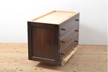 中古　美品　松本民芸家具　天板・脚(台輪)付きリメイク　シックな佇まいが魅力!落ち着きのある空間づくりにおすすめのローチェスト(サイドチェスト、引き出し)(R-057829)