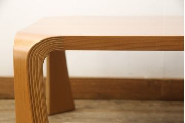 中古　美品　天童木工　ケヤキ杢目(欅)　シンプルなデザインながら美しい杢目が目を引く座卓(ローテーブル、センターテーブル、リビングテーブル)(R-057835)