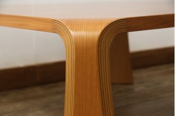 中古　美品　天童木工　ケヤキ杢目(欅)　シンプルなデザインながら美しい杢目が目を引く座卓(ローテーブル、センターテーブル、リビングテーブル)(R-057835)