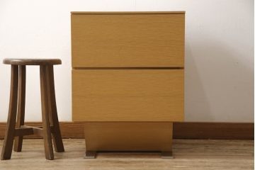 中古　美品　IDC大塚家具　松永工房　NINE(ナイン)　ホワイトオーク　洗練されたデザインが魅力的なフラップ扉付きサイドキャビネット(サイドチェスト、サイドテーブル、ナイトテーブル)(R-057838)