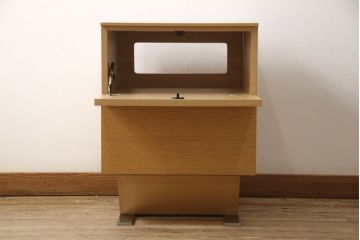 中古　美品　IDC大塚家具　松永工房　NINE(ナイン)　ホワイトオーク　洗練されたデザインが魅力的なフラップ扉付きサイドキャビネット(サイドチェスト、サイドテーブル、ナイトテーブル)(R-057838)