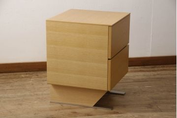 中古　美品　IDC大塚家具　松永工房　NINE(ナイン)　ホワイトオーク　洗練されたデザインが魅力的なフラップ扉付きサイドキャビネット(サイドチェスト、サイドテーブル、ナイトテーブル)(R-057838)